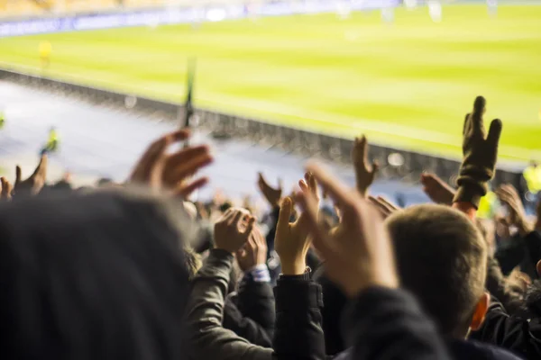 Sziluettek és a kezét a szurkolók a labdarúgó-stadion — Stock Fotó