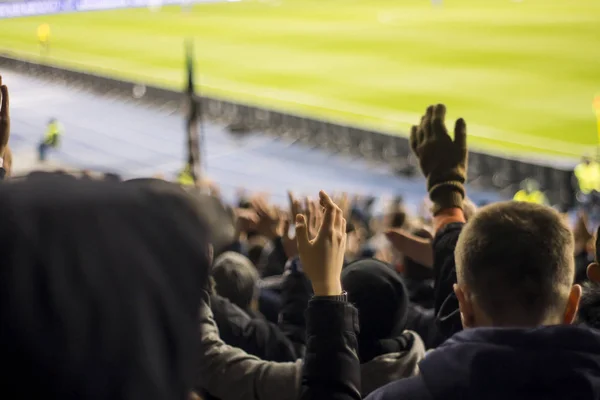 Sziluettek és a kezét a szurkolók a labdarúgó-stadion — Stock Fotó