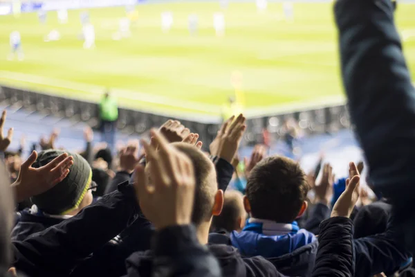 Silhouette e mani dei tifosi in uno stadio di calcio — Foto Stock