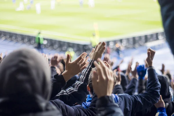 Silhuetas e mãos de torcedores em um estádio de futebol — Fotografia de Stock