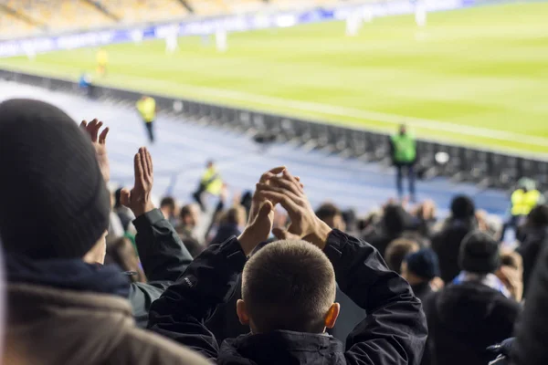 Sziluettek és a kezét a szurkolók a labdarúgó-stadion — Stock Fotó