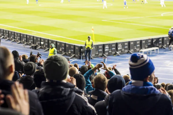 Sylwetki i ręce kibiców na stadion piłkarski — Zdjęcie stockowe