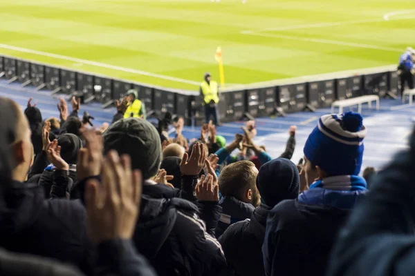 Silhouette e mani dei tifosi in uno stadio di calcio — Foto Stock