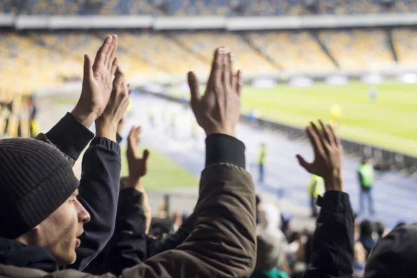 Силуети і руки фанатів на футбольному стадіоні — стокове фото