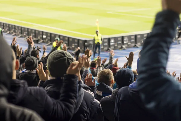 Silhuetas e mãos de torcedores em um estádio de futebol — Fotografia de Stock