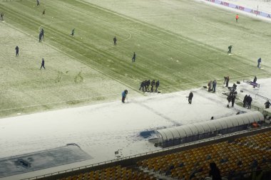 Stadyum işçiler temiz kar futbol alanından