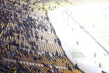 boş Stadyumu oturma sıraları ile maçtan önce bir