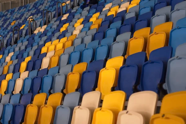 Stade vide avant le match avec des rangées de sièges a — Photo