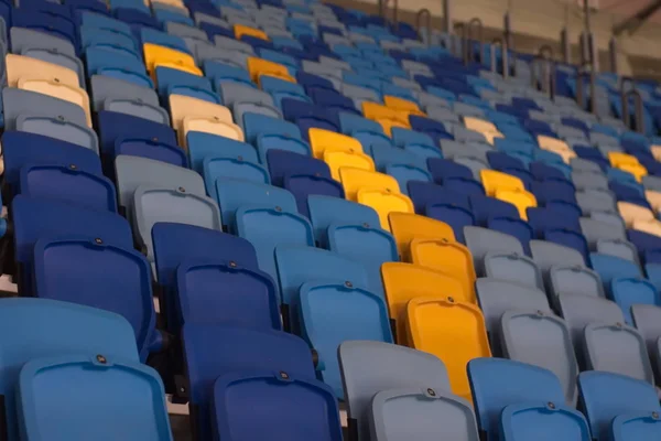 Stade vide avant le match avec des rangées de sièges a — Photo