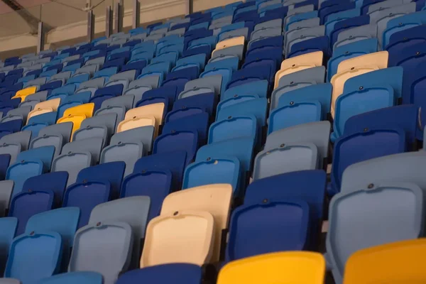 Stade vide avant le match avec des rangées de sièges a — Photo