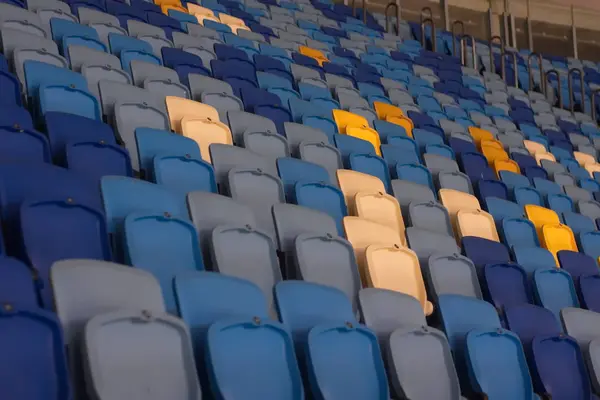 Prázdný stadion před zápasem s řadami sedadel — Stock fotografie