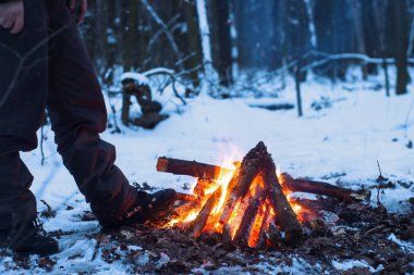 kış orman, turizm sıcak çay bir tencerede, kar