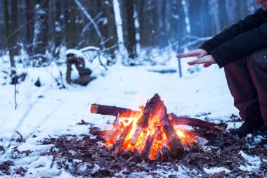 kış orman, turizm sıcak çay bir tencerede, kar