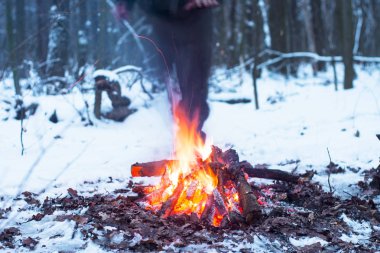 kış orman, turizm sıcak çay bir tencerede, kar