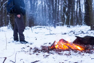 kış orman, turizm sıcak çay bir tencerede, kar