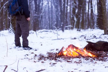 kış orman, turizm sıcak çay bir tencerede, kar