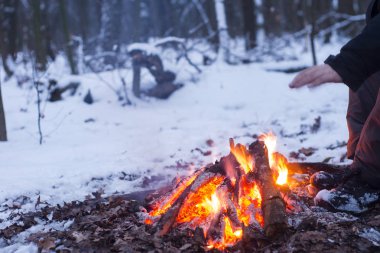 kış orman, turizm sıcak çay bir tencerede, kar