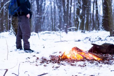 kış orman, turizm sıcak çay bir tencerede, kar