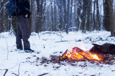 kış orman, turizm sıcak çay bir tencerede, kar