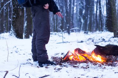 kış orman, turizm sıcak çay bir tencerede, kar