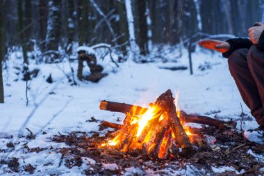 kış orman, turizm sıcak çay bir tencerede, kar