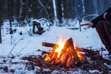 kış orman, turizm sıcak çay bir tencerede, kar