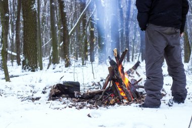adam ellerini ormanda kamp ateşi etrafında ısınma
