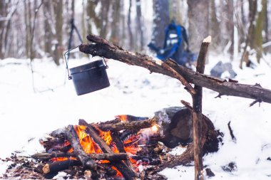 kış orman, bir tencerede turist sıcak çay