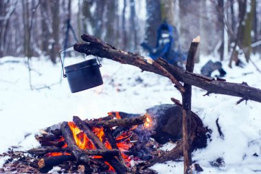 kış orman, bir tencerede turist sıcak çay