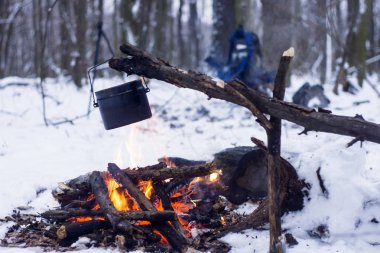 kış orman, bir tencerede turist sıcak çay