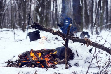 kış orman, bir tencerede turist sıcak çay