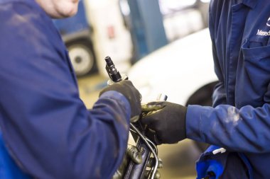 Araba tamircisinin elleri oto tamir servisinde..