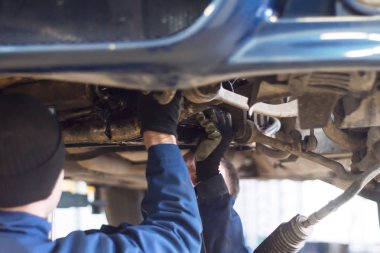 Araba tamircisinin elleri oto tamir servisinde..