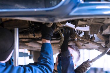 Araba tamircisinin elleri oto tamir servisinde..