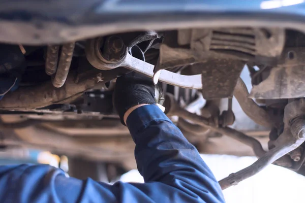 Manos del mecánico de automóviles en el servicio de reparación de automóviles. — Foto de Stock