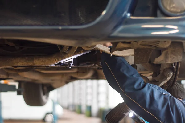 Händer bilmekaniker i auto reparation service. — Stockfoto