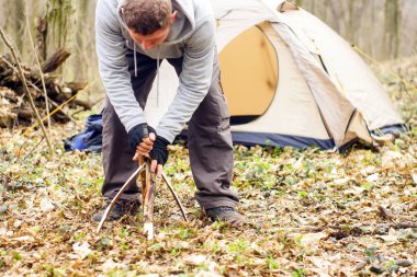Baharda bir çadır bir yangın ile orman bir