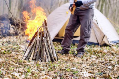Baharda bir çadır bir yangın ile orman bir