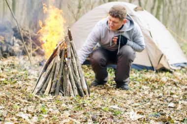 Baharda bir çadır bir yangın ile orman bir