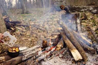 Turist çaydanlığı koyayım kampı ateş ile arka plan üzerinde çadır. fire.a hakkında sopayla el