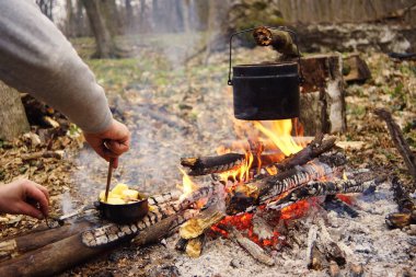 Vahşi olarak kamp, kamp ateşi gıda hazırlama