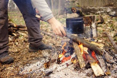 Vahşi olarak kamp, kamp ateşi gıda hazırlama