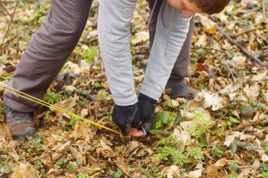 Genç adam ormanda bir çadır koyarak bir