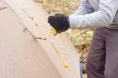 Genç adam ormanda bir çadır koyarak bir