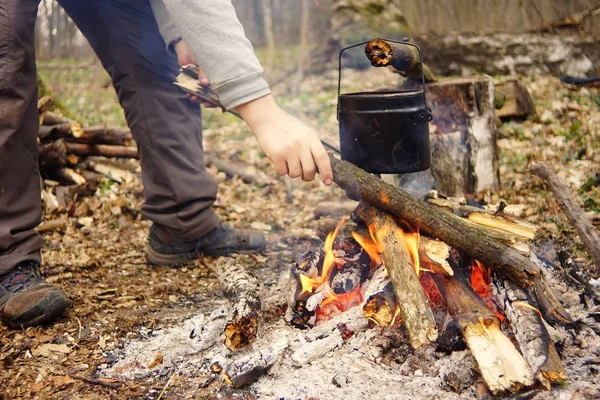 Preparación de comida en fogata en camping salvaje como —  Fotos de Stock
