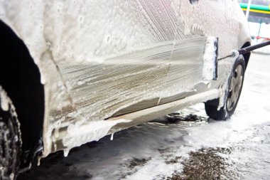 otomatik yıkama portre. açık havada işlemi yıkama sırasında kirli araba