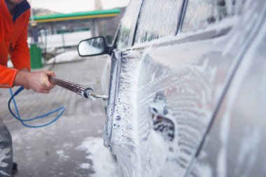 otomatik yıkama portre. açık havada işlemi yıkama sırasında kirli araba