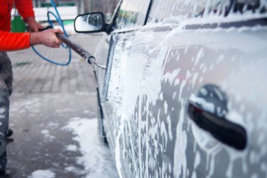 otomatik yıkama portre. açık havada işlemi yıkama sırasında kirli araba