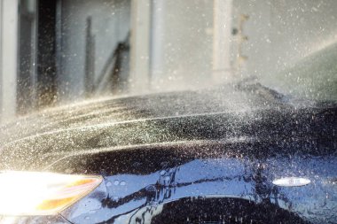 Araba araba yıkama basınçlı su ile temizlik işçisi
