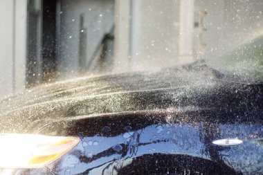 Araba araba yıkama basınçlı su ile temizlik işçisi